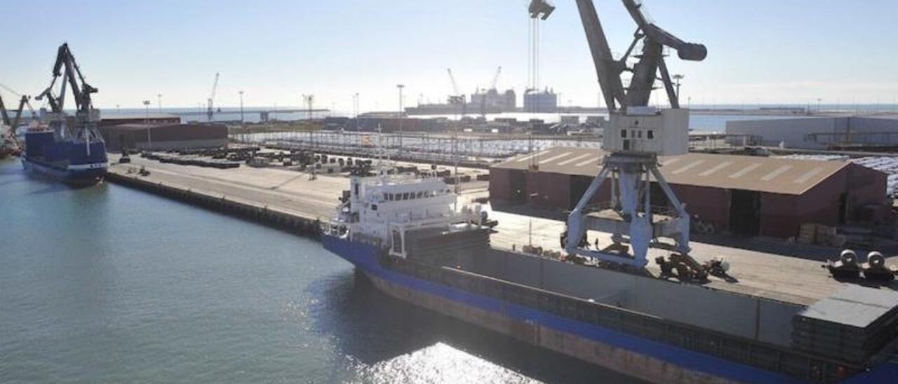 Vista de la terminal polivalente que Noatum explota en el Puerto de Sagunt. | LEVANTE-EMV