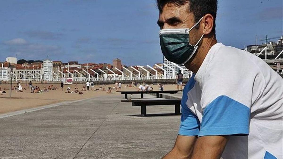 Tahir, afgano residente en Asturias, frente a la playa de Poniente, en Gijón.