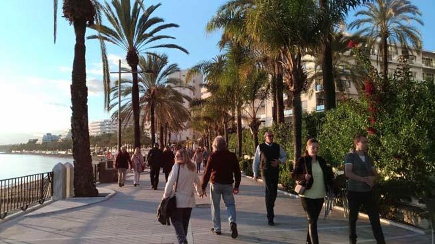 El paseo marítimo es uno de los lugares preferidos por los turistas para dar paseos por Marbella.