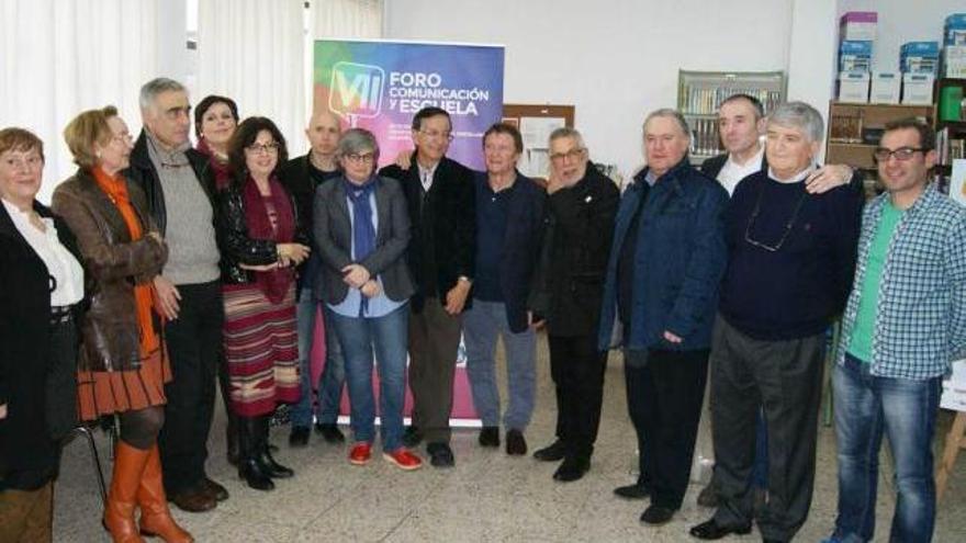 Foto de familia con los directores de los centros, los responsables políticos y los escritores, ayer, en la biblioteca del Insituto de Vegadeo.