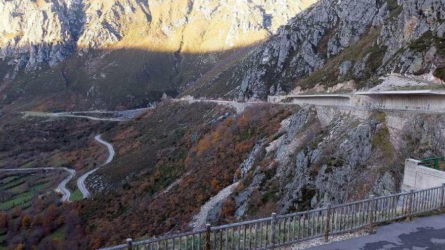 La carretera del puerto San Isidro, con las viseras antialudes a la derecha.