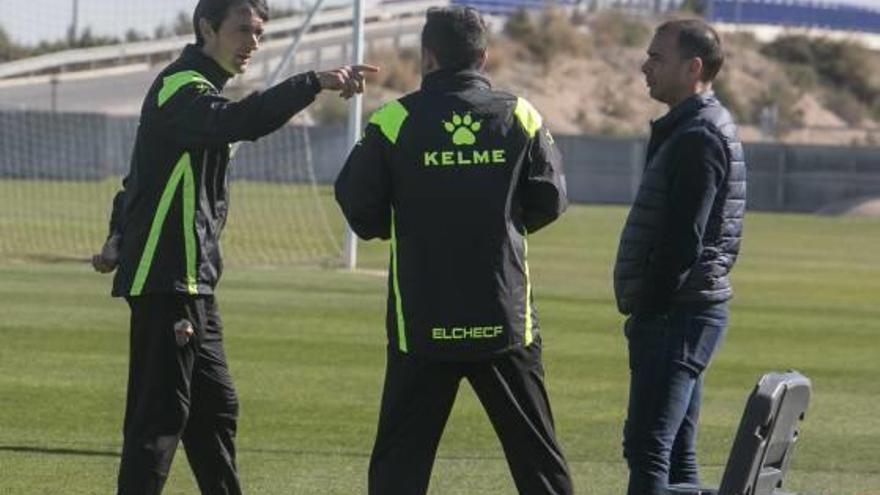 Pacheta dialoga con su ayudante Chema Monzón y con Cordero, en el entrenamiento de ayer.