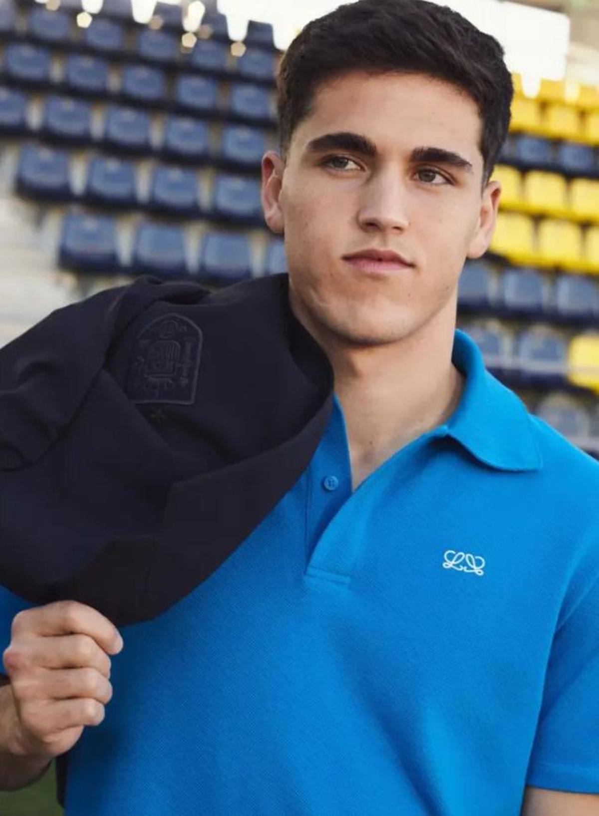 Los jugadores de la selección española vistiendo un traje de la marca Loewe