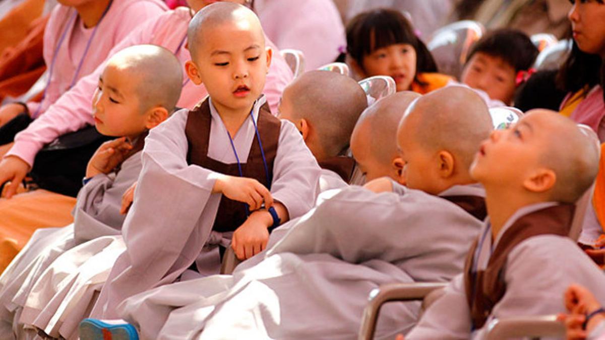 Un grup de nens aspirants a monjos budistes celebren l’aniversari del naixement de Buda en un temple de Seül (Corea del Sud).