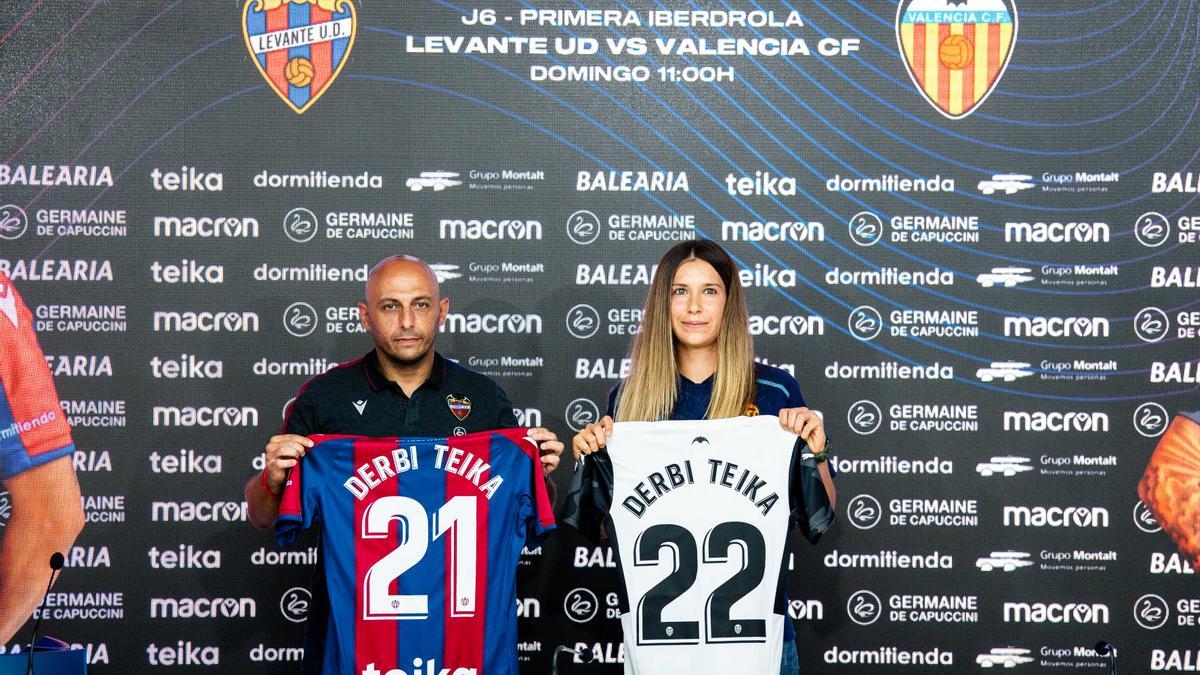 Ángel Villacampa y Andrea Esteban posan con las camisetas