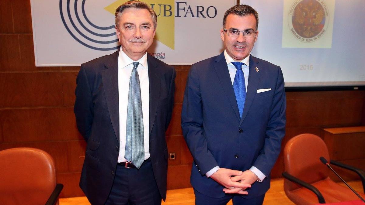 Mouriño (derecha) con el embajador Yuri Korchaginen en el Club Faro.