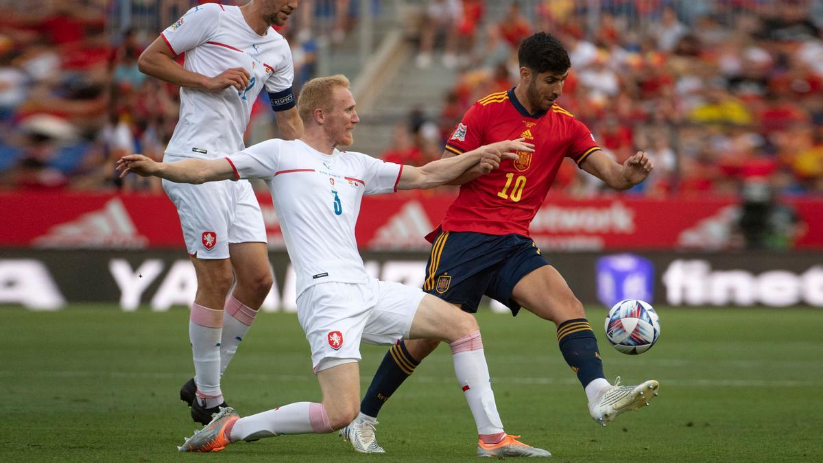 Marcos Asensio aguanta un empujón de Jemelka.