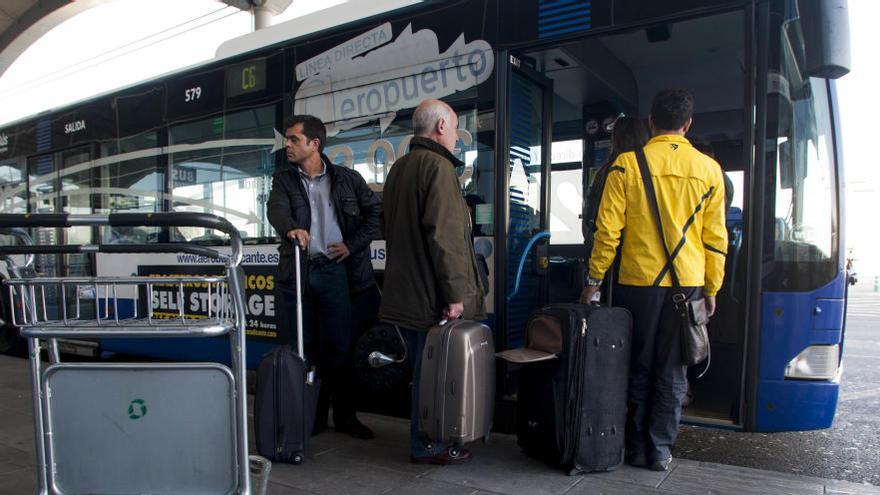 Uno de los autobuses que conectan, hasta ahora sólo de día, Alicante y el aeropuerto