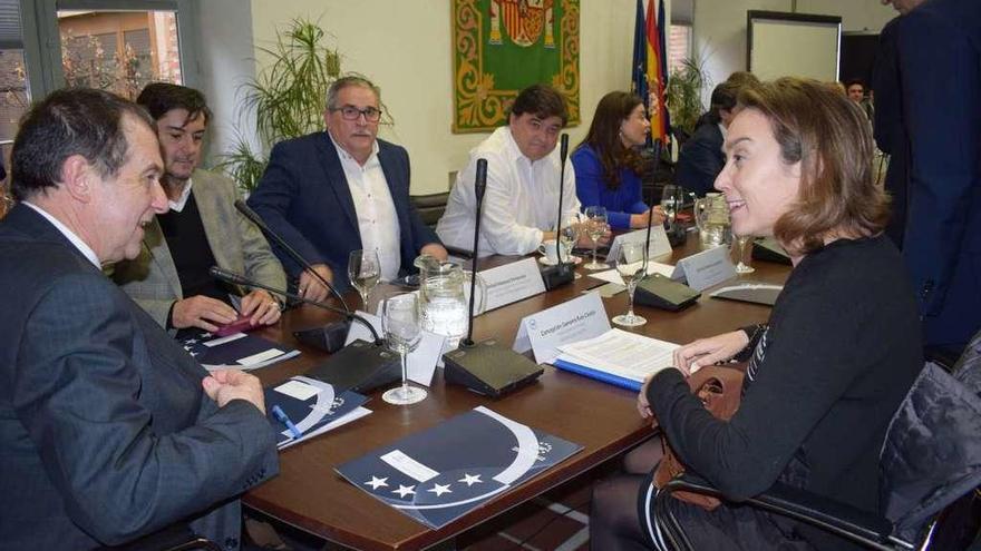 Caballero, a la izquierda, durante la reunión el martes de la junta de gobierno extraordinaria de la FEMP.