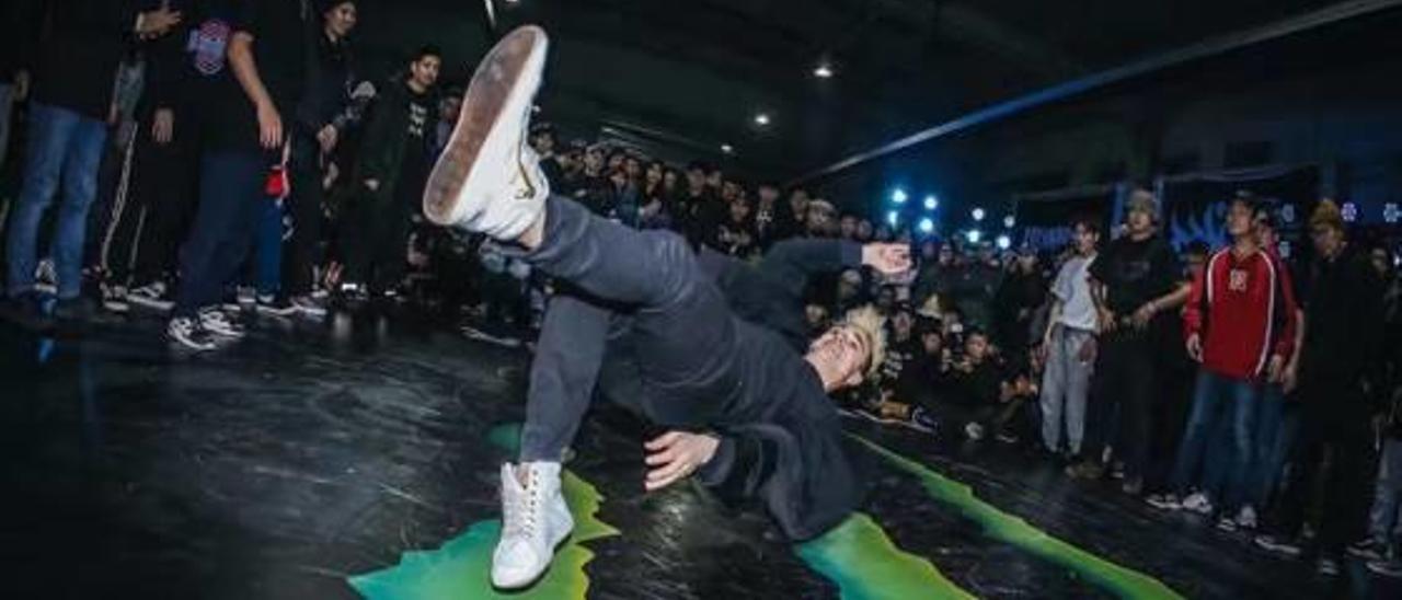 Carlos Castelló en el centro de la pista de una macrodiscoteca de China.