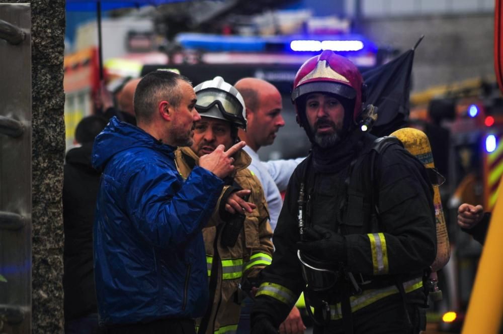 Esta es la estampa que ha dejado el incendio en una nave de Vilagarcía. // Iñaki Abella