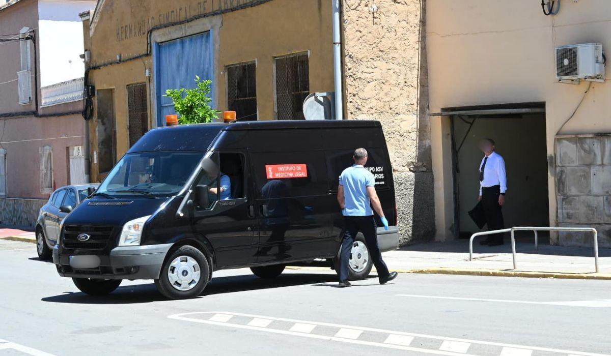 Investigación abierta en el cuartel de Dolores tras hallarse los cuerpos de un guardia civil, su mujer y su hijo
