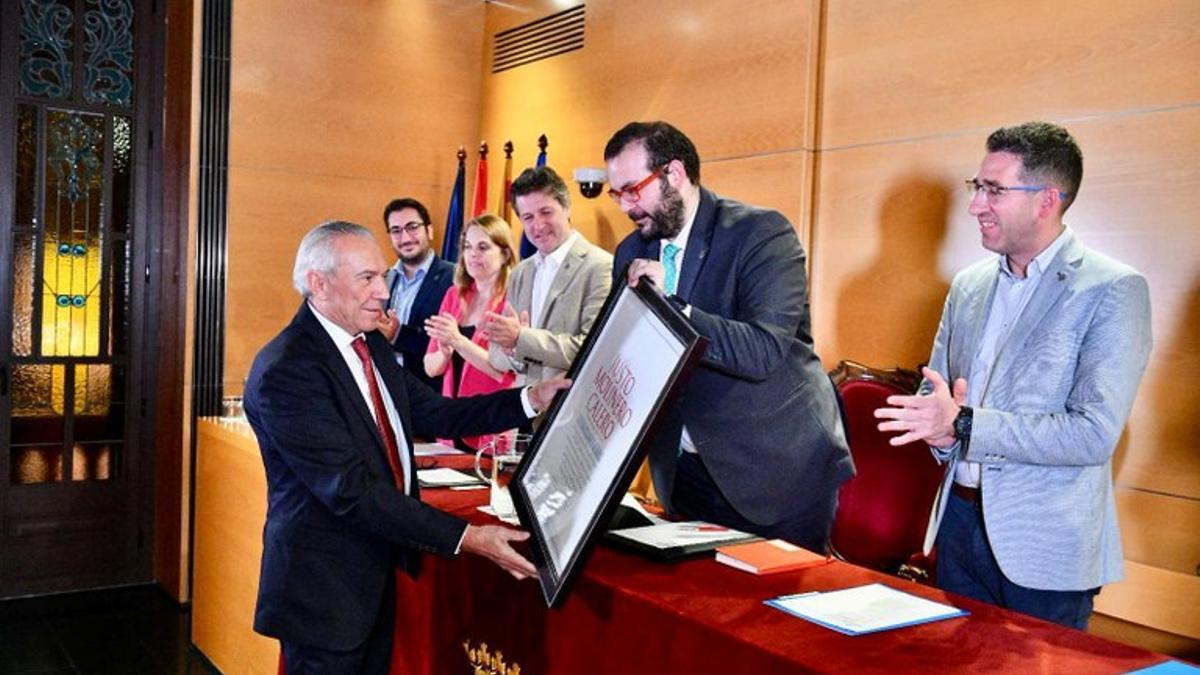 El comunicador Justo Molinero recibe el título de hijo adoptivo de Mataró de manos del alcalde, David Bote
