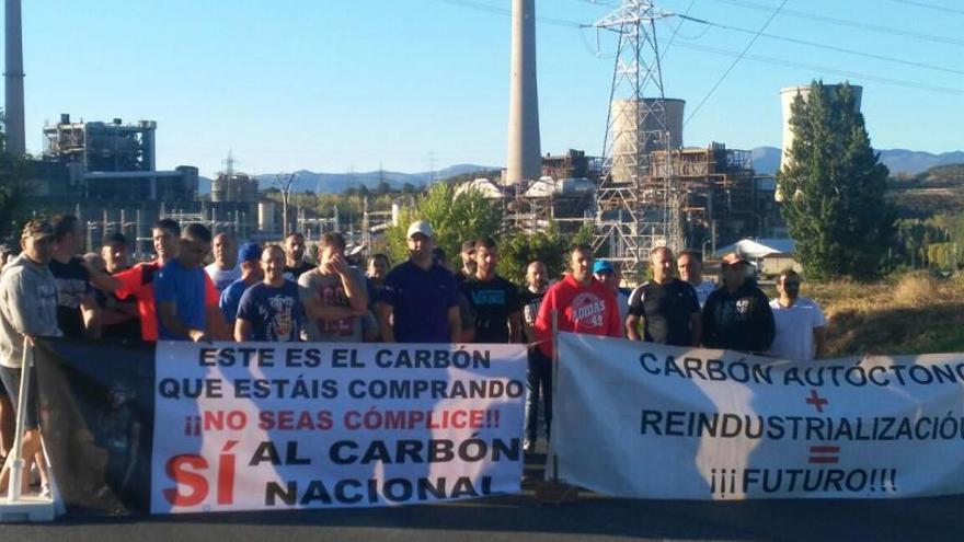 Los trabajadores de Asturleonesa, ante la térmica de Compostilla