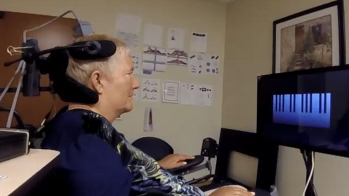 Nancy Smith participa en experimentos de neurociencia para tocar un piano digital utilizando una interfaz cerebro-ordenador.