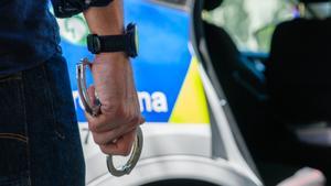 Un agente de la Guardia Urbana de Barcelona sujeta unas esposas