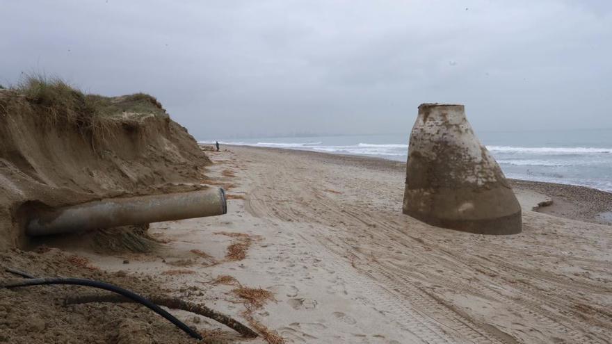 Una conducción de aguas rota por el temporal Gloria en la playa del Saler.