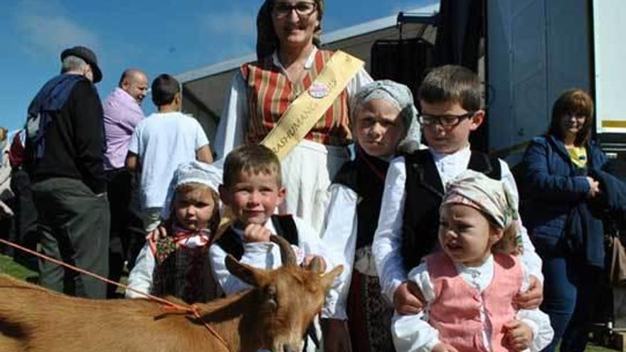 Sofía Blanco, reina de la Fiesta de la Trashumancia en 2015, acompañada por varios niños.