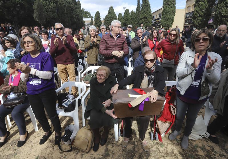 Entrega de los restos de los fusilados por el franquismo a sus familiares, en Paterna