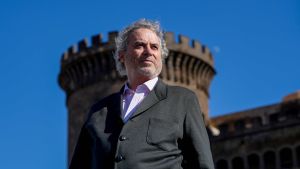 Ildefonso Falcones, retratado frente a la entrada de Castelnuovo, en Nápoles