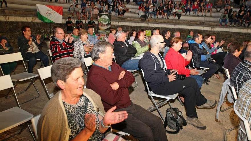 El público aplaudió a los galardonados en la 8ª Gala dos Aloitadores . // Bernabé / Cris M.V.