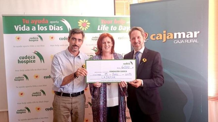 El alcalde de Benalmádena, Víctor Navas, el Director Territorial de Cajamar en Málaga, Carlos Sánchez, y la Gerente y Directora Médico de la Fundación Cudeca, la Dra. María Luisa Martín, en la entrega de la ayuda.