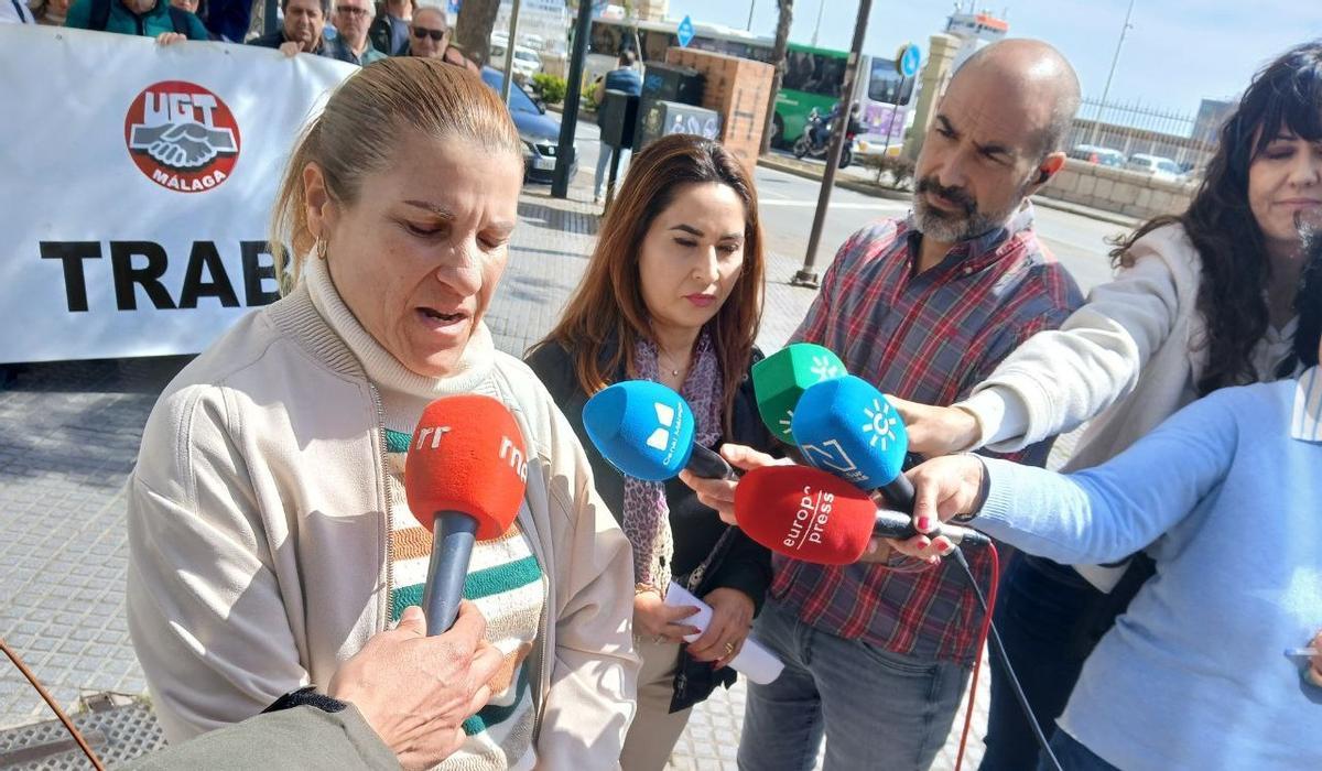 Las representantes de CCOO y UGT de Málafa, durante la concentración por el fallecido en accidente laboral en Benarrabá.