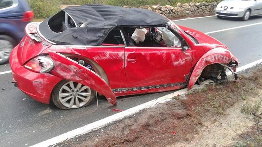 Estado en el que quedó el descapotable después del accidente, que perdió una de las ruedas delanteras