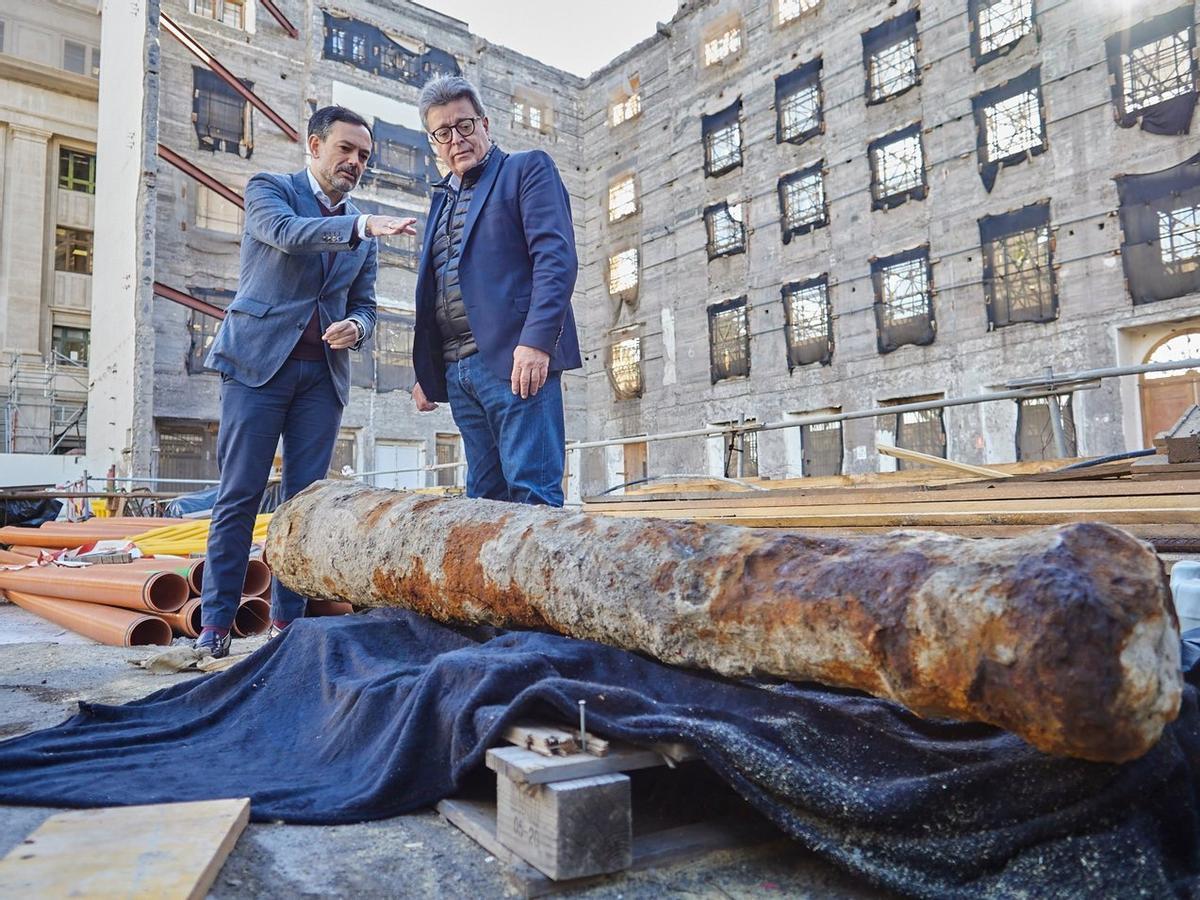 Lope Afonso y José Carlos Achajunto al cañón descubierto en las obras de ampliación del Cabildo, ayer.