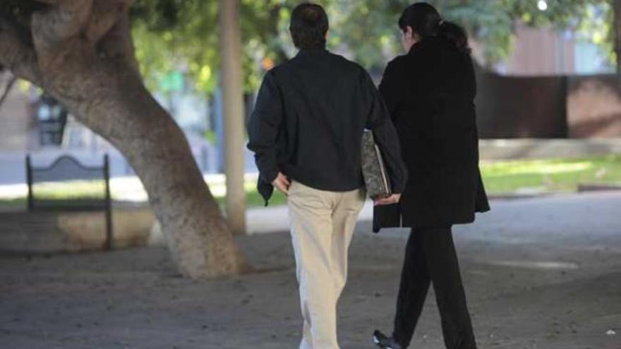 Una pareja camina por un parque.