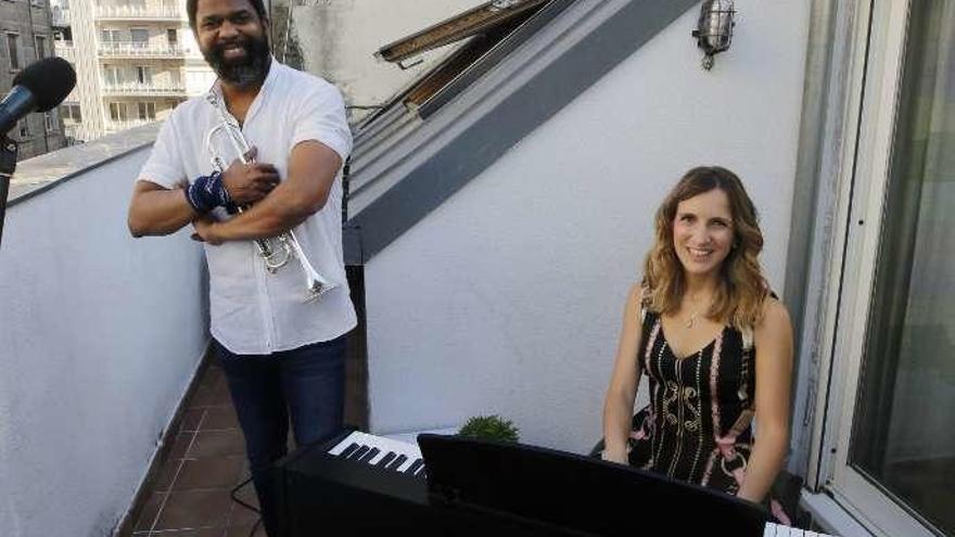 Sara Peral y Franky Valencia, ayer, en el ático de un edificio de la calle Canceleiro. // A. Villar