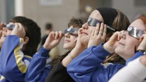 BARCELONA 29 03 2006 ECLIPSE DE SOL EN LA IMAGEN UN GRUPO DE ESTUDIANTES OBSERVAN EL ECLIPSE CON GAFAS DE PROTECCION EN EL MUSEO COSMOCAIXA FOTO DIGITAL LAURA GUERRERO. ASTRONOMIA , ECLIPSES , ECLIPSE DE SOL , EN BARCELONA , COSMOCAIXA , MUSEU DE LA CIENCIA , ESCOLARES CON GAFAS