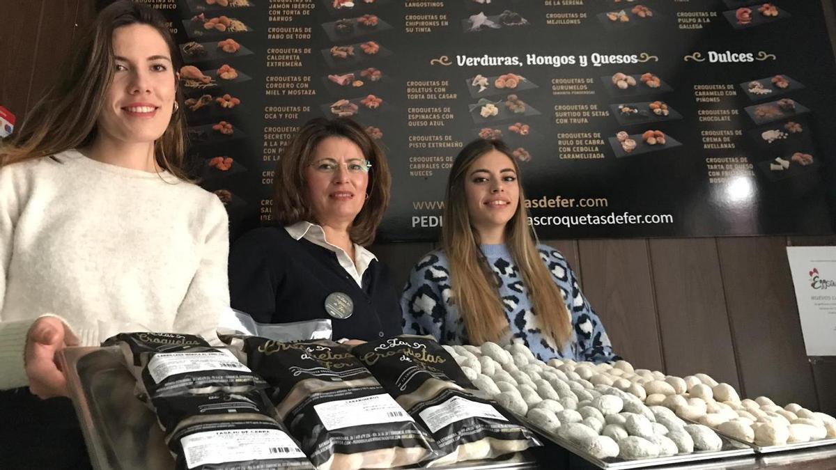 Las Croquetas de Fer: Fernanda Soto Romero (en el centro), alma máter del negocio, junto a su hija María del Mar Paredes y su sobrina Miriam Fernández.