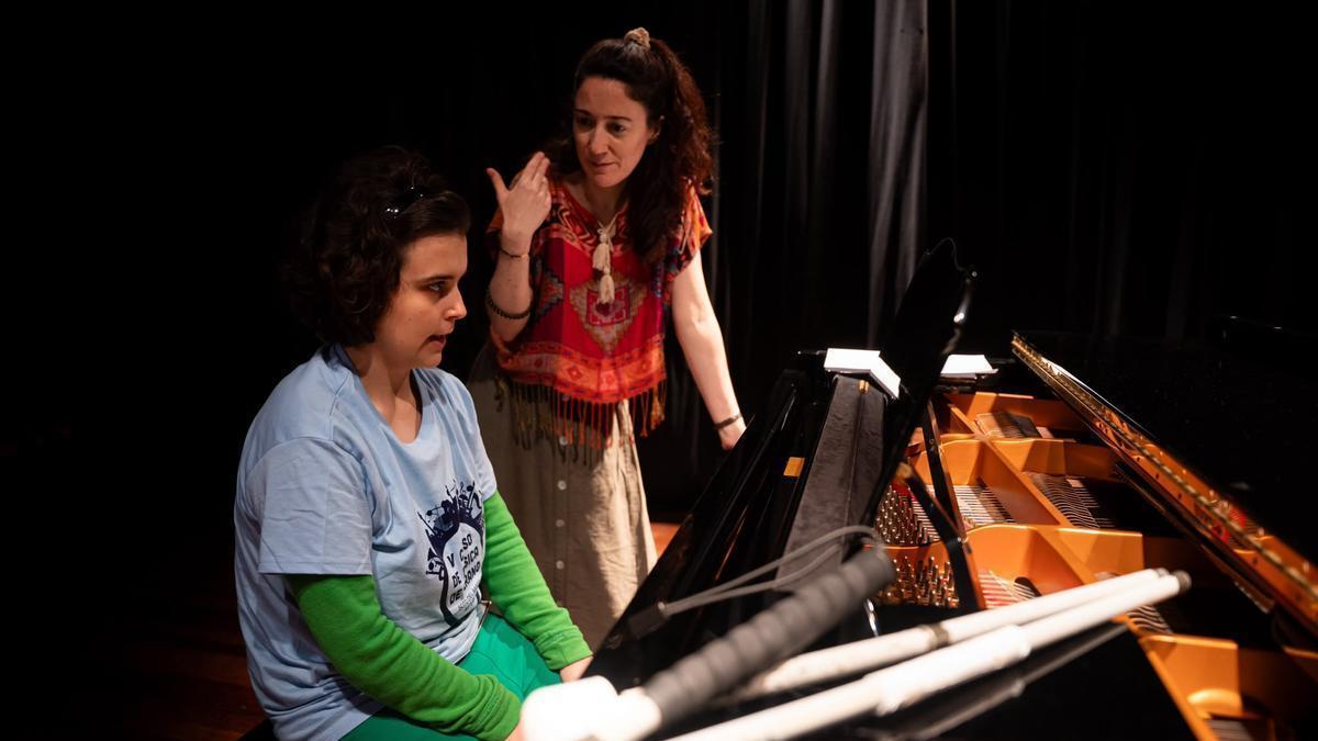 Liv Parlee y Noelia Rodiles durante la sesión en el teatro Clarín