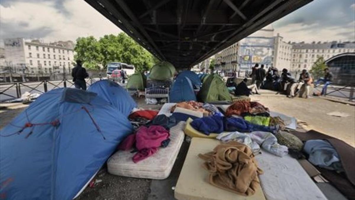 Campamento ilegal bajo las vías del tren situado en las cercanías de la Porte de la Chapelle de París, el pasado mes de mayo.