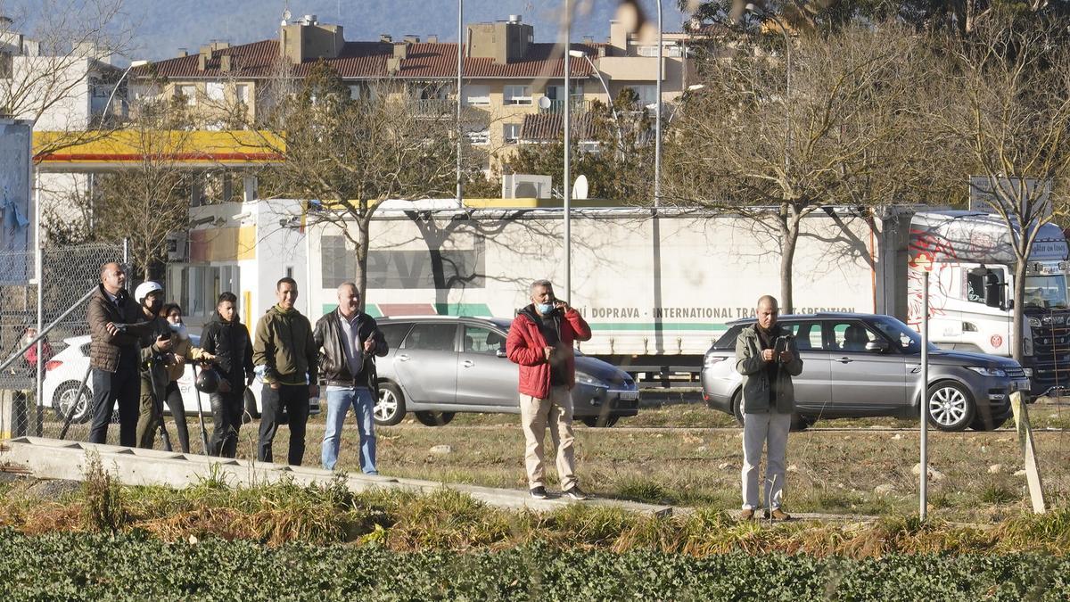 Crema un autobús buit en un aparcament de Girona