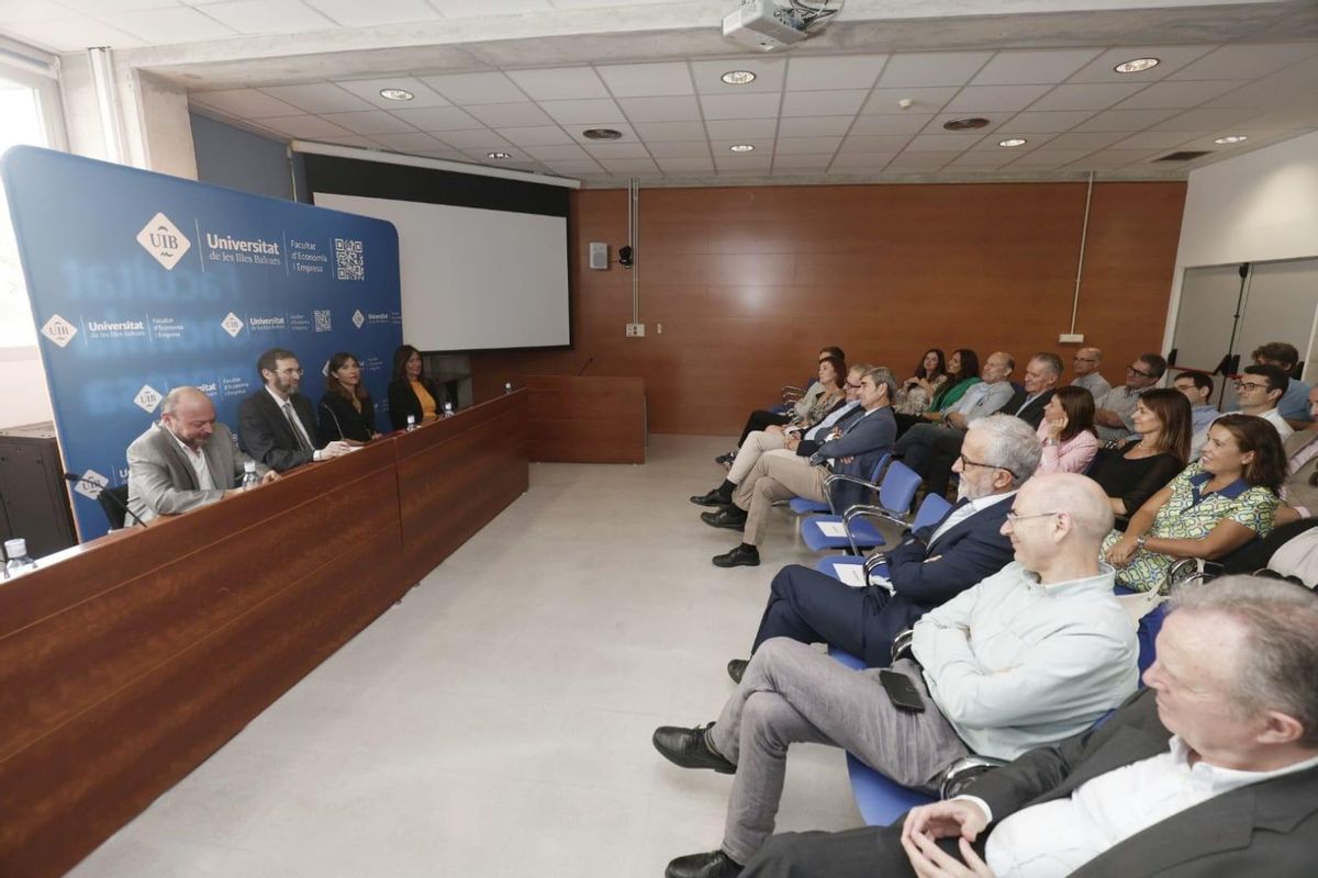 Abogados en activo, exalumnos y colegas de la facultad han acudido a la última lección de Cavanillas