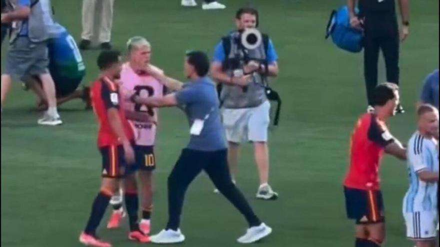 Lo que no se vio de la trifulca de la final del Mundial: El puñetazo de Ayala a Dani Olmo y la 'chapa' de Otamendi a Rodri