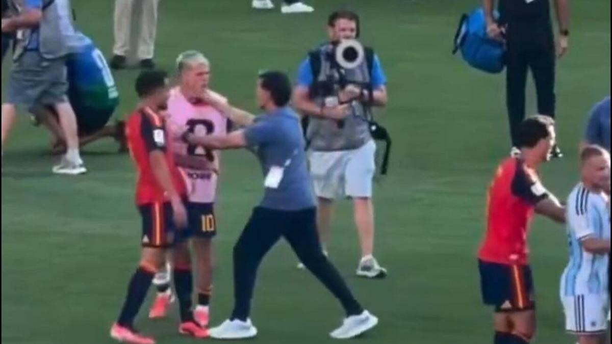 Ayala golpea a Dani Olmo