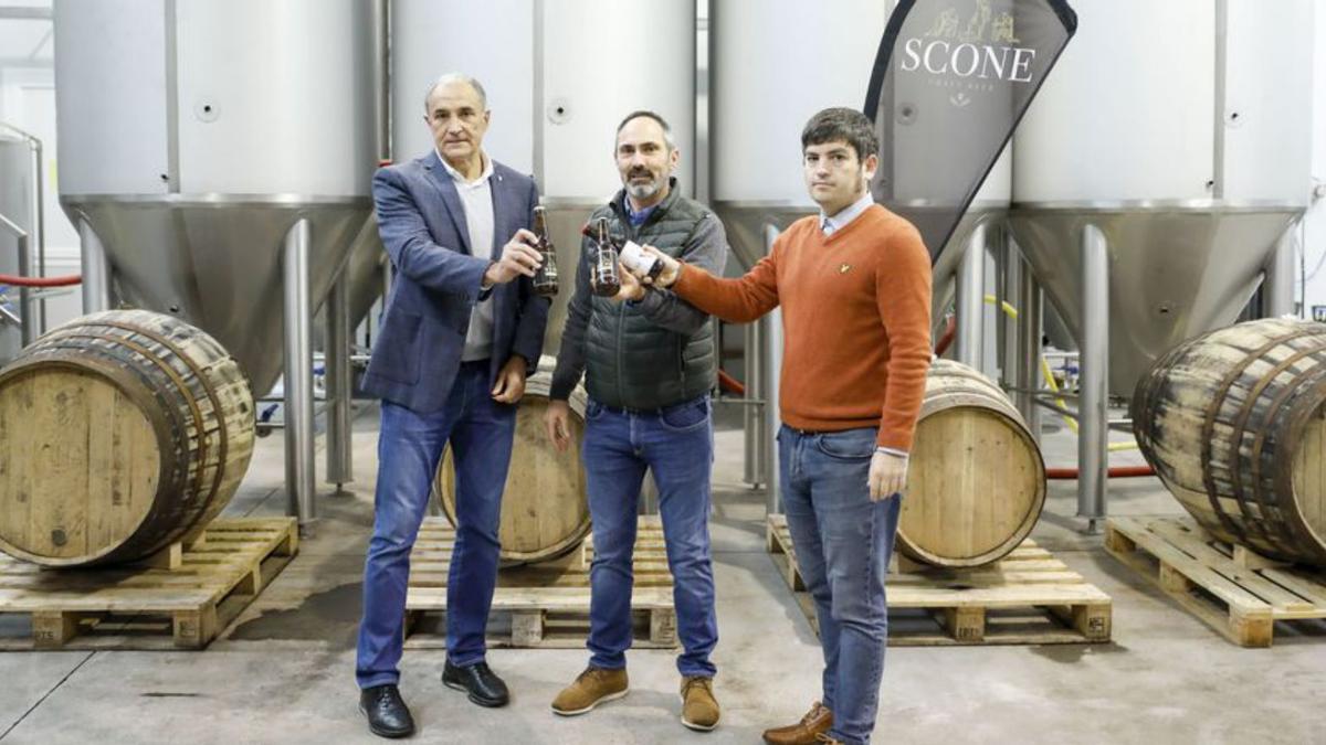 Por la izquierda, Joaquín Alonso, Luis Meana e Íñigo Arza, ayer, durante el acto promocional del partido de Copa. | M. León