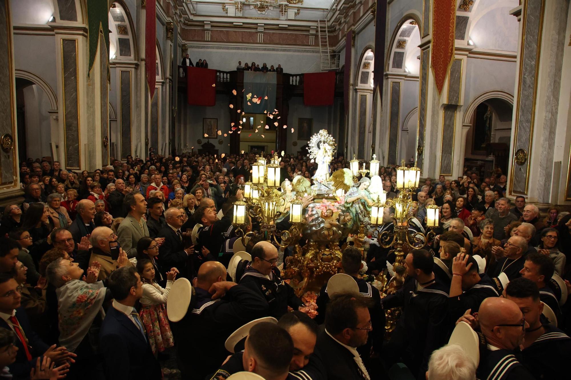 La "Baixà" de la Virgen desde el castillo sumerge a Cullera en sus fiestas mayores