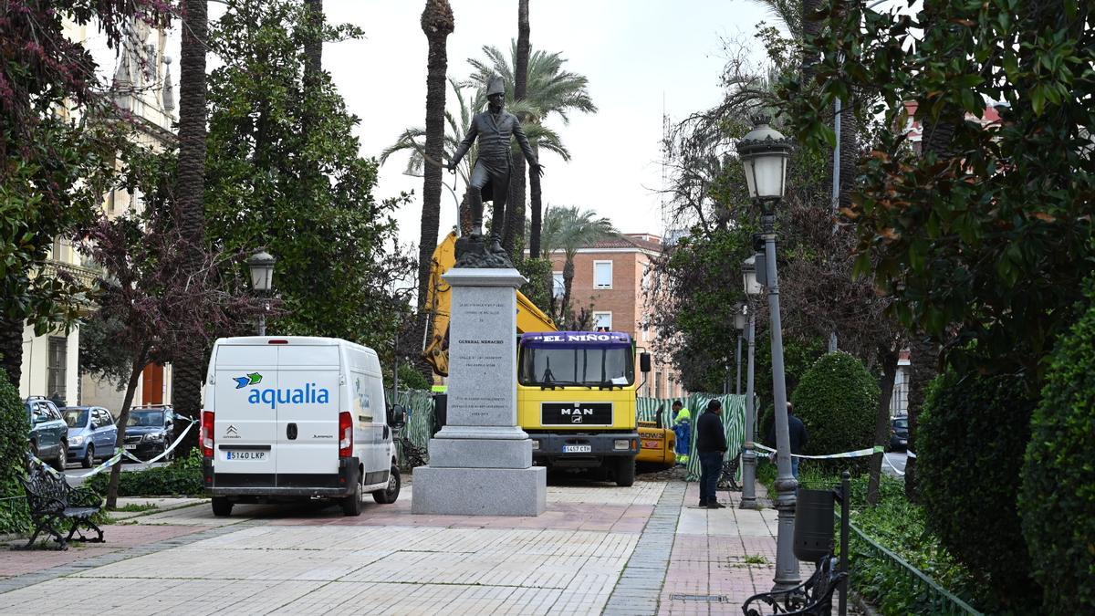 Las máquinas trabajando en la avenida de Huelva.