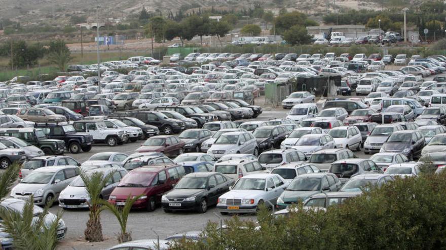 El parking de una empresa de alquiler de coches junto al aeropuerto de El Altet.