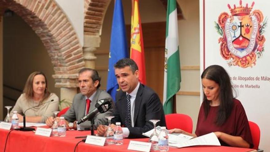 En el centro, el decano del Colegio de Abogados de Málaga, Francisco Javier Lara, junto al alcalde de Marbella, José Bernal.