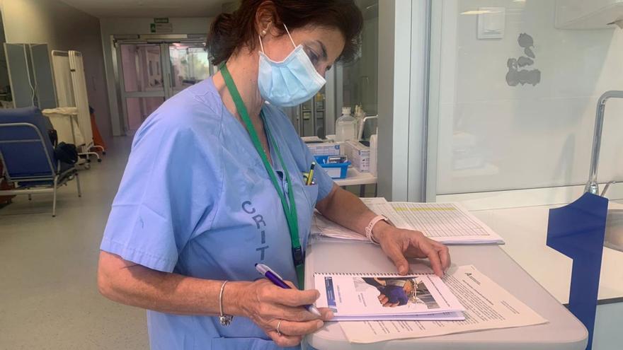 Enfermera del Hospital Virgen de la Victoria escribiendo en el diario de uno de los pacientes. | LA OPINIÓN