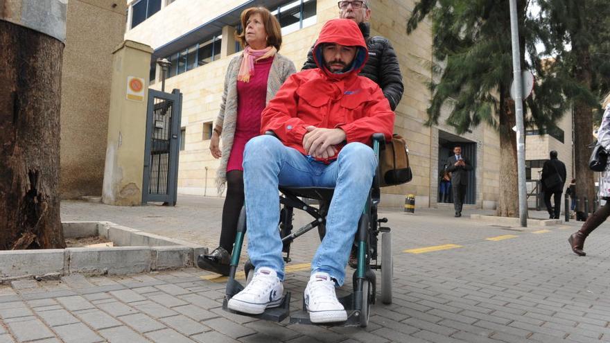 Andrés Martínez, que recibió el puñetazo, tras una revisión en el hospital.