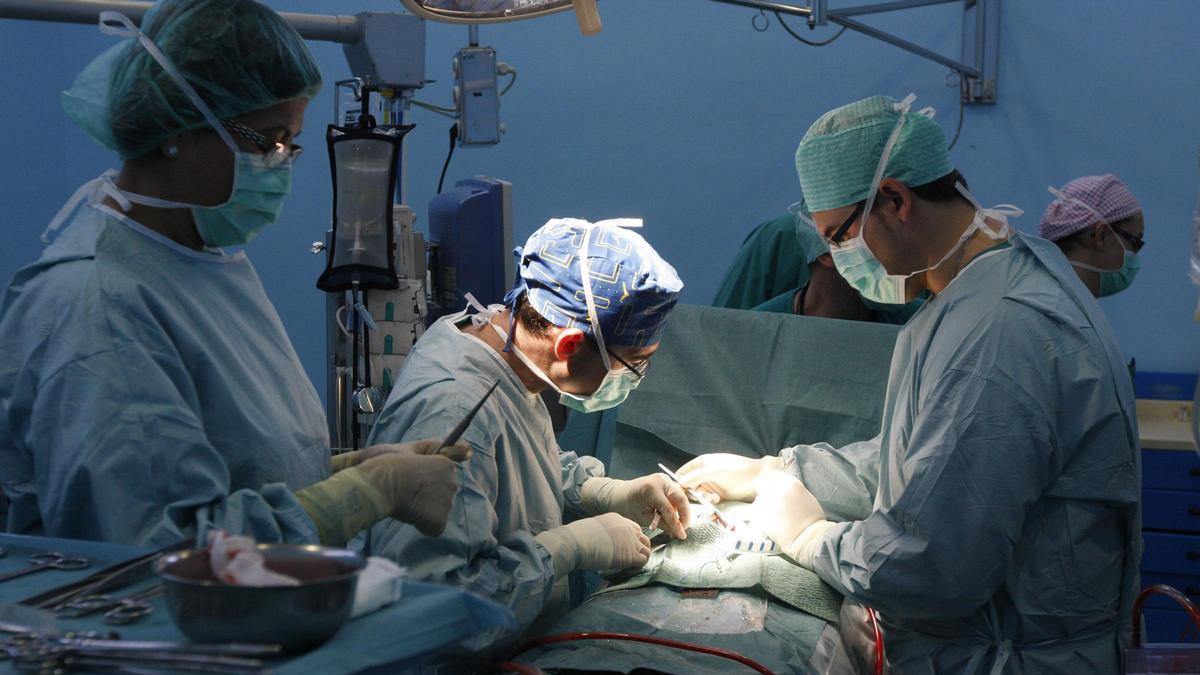 Profesionales sanitarios, en una intervención en el quirófano de un hospital.
