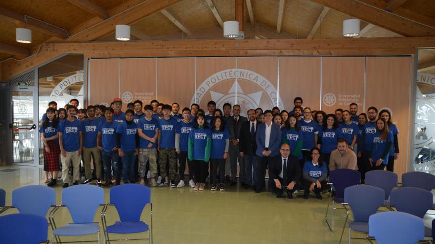 Estudiantes chinos con el rector de la UPCT.