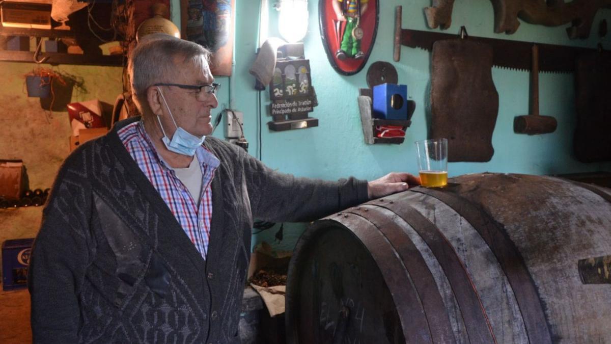 Félix Muñoz, en su llagar, con un vaso de la denominada sidra roja de Carreño. | B.G.