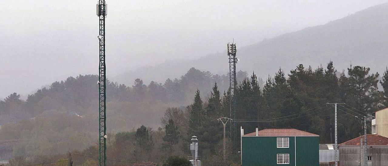 Antenas de telefonía móvil en el casco urbano de Rodeiro.